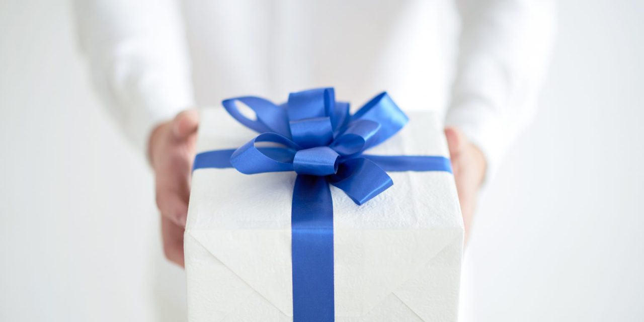 Why Personalization Matters: How Customized Corporate Gifts Online Can Improve Employee Morale and Client Relationships