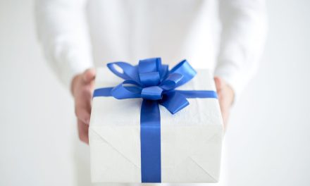 Why Personalization Matters: How Customized Corporate Gifts Online Can Improve Employee Morale and Client Relationships